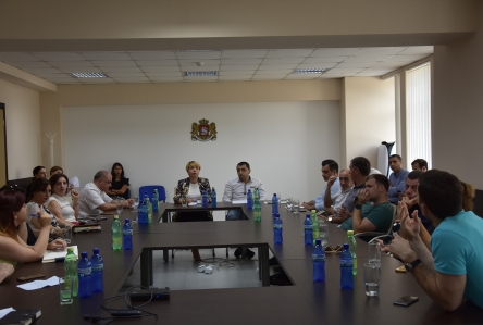 სახელმწიფო აუდიტის სამსახურის საინფორმაციო-საკონსულტაციო შეხვედრა პოლიტიკური პარტიების წარმომადგენლებთან