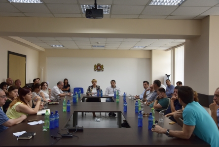 სახელმწიფო აუდიტის სამსახურის საინფორმაციო-საკონსულტაციო შეხვედრა პოლიტიკური პარტიების წარმომადგენლებთან